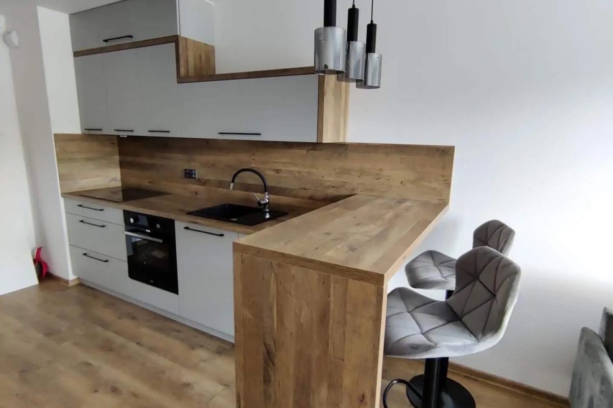 E203E7B2-8B6A-4B52-BE03-81F49FF1DD76